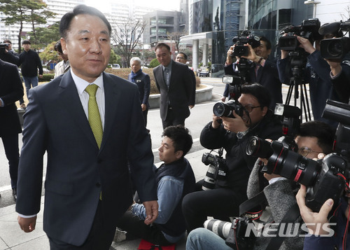 【서울=뉴시스】최진석 기자 = 자유한국당 염동열 의원이 6일 오전 서울 도봉구 북부지방검찰청에 강원랜드 교육생 채용비리 사건의 피고발인 신분으로 소환되고 있다. 2018.04.06. myjs@newsis.com