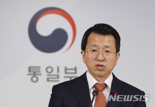 【서울=뉴시스】고승민 기자 = 백태현 통일부 대변인이 6일 오전 정부서울청사에서 남북실무회담 등을 주제로 정례 브리핑을 하고 있다. 2018.04.06.&nbsp; kkssmm99@newsis.com 