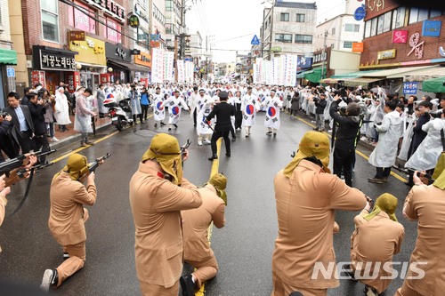 【울산=뉴시스】배병수 기자 = 6일 울산시 중구 병영사거리 일원에서 울산광역시중구문화원(원장 박문태) 주관으로 열린 제99주년제 울산 병영 3.1독립만세운동 재현행사에서 시민들이 일제의 무차별 총탄에도 아랑곳하지 않고 대한독립만세를 외치고 있다. 2018.04.06.  bbs@newsis.com.