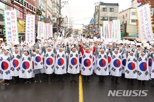 【울산=뉴시스】배병수 기자 = 6일 울산시 중구 병영사거리 일원에서 울산광역시중구문화원(원장 박문태) 주관으로 열린 제99주년 울산 병영 3.1독립만세운동 재현행사에서 참가들이 대한 독립만세를 외치고 있다. 2018.04.06.  bbs@newsis.com.