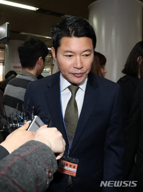 【서울=뉴시스】박진희 기자 = 헌정사상 초유의 '탄핵 대통령'이라는 오점을 남긴 박근혜 전 대통령의 국정농단 사건 1심 선고가 열리는 6일 오후 서울 서초구 서초동 서울중앙지법 417호 대법정으로 박 전 대통령의 제부 신동욱 공화당 총재가 입장하고 있다. 2018.04.06.pak7130@newsis.com