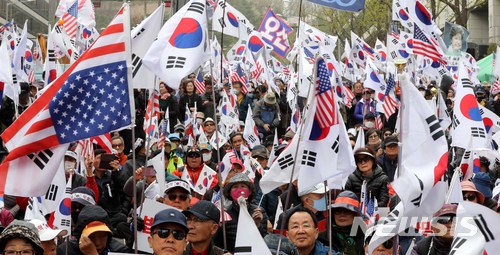 【서울=뉴시스】고범준 기자 = 박근혜 전 대통령에 대한 1심 선고가 열리는 6일 오후 서울 서초구 서울중앙지방법원 앞에서 박 전 대통령 지지자들이 태극기를 흔들며 무죄와 석방을 촉구하고 있다. 2018.04.06. bjko@newsis.com