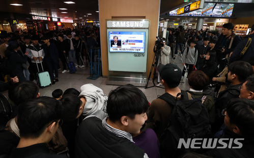 【서울=뉴시스】이영환 기자 = 박근혜 전 대통령의 국정농단 사건 1심 선고 공판이 진행중인 6일 오후 서울 용산구 서울역 대합실에서 학생들이 중계를 시청하고 있다. 2018.04.06.  20hwan@newsis.com