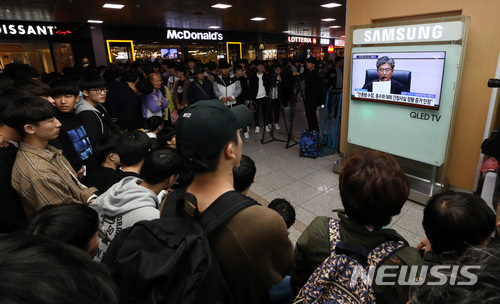 【서울=뉴시스】이영환 기자 = 박근혜 전 대통령의 국정농단 사건 1심 선고 공판이 진행중인 6일 오후 서울 용산구 서울역 대합실에서 학생들이 중계를 시청하고 있다. 2018.04.06. 20hwan@newsis.com
