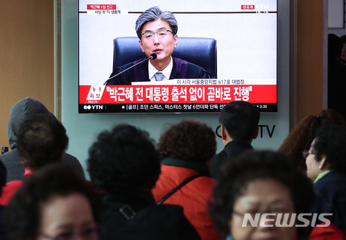 【서울=뉴시스】이영환 기자 = 박근혜 전 대통령의 국정농단 사건 1심 선고 공판이 진행중인 6일 오후 서울 용산구 서울역 대합실에서 시민들이 중계를 시청하고 있다. 2018.04.06. 20hwan@newsis.com