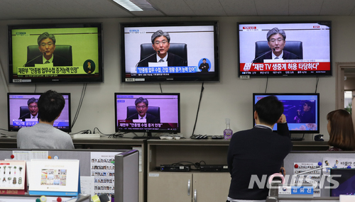 【서울=뉴시스】고승민 기자 = 정부서울청사 공무원들이 6일 오후 사무실에서 박근혜 전 대통령의 국정농단 사건 1심 선고 공판 생중계를 지켜보고 있다. 2018.04.06.&nbsp; kkssmm99@newsis.com