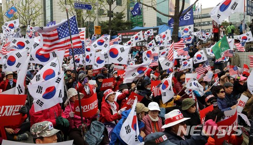 【서울=뉴시스】고범준 기자 = 박근혜 전 대통령에 대한 1심 선고가 열리는 6일 오후 서울 서초구 서울중앙지방법원 앞에서 박 전 대통령 지지자들이 태극기를 흔들며 무죄와 석방을 촉구하고 있다. 2018.04.06. bjko@newsis.com