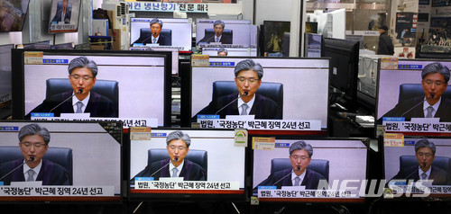 【서울=뉴시스】 추상철 기자 = 6일 오후 서울 용산구 용산전자상가에서 박근혜 전 대통령에 대한 국정농단 사건 1심 선고공판이 TV를 통해 생중계 되고 있다. 이날 법원은 박 전 대통령에게 징역 24년, 벌금 180억 원을 선고했다. 2018.04.06.&nbsp; scchoo@newsis.com