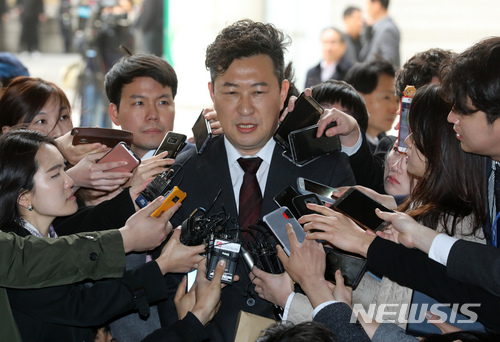 【서울=뉴시스】박진희 기자 = 박근혜 전 대통령의 강철구 국선변호사가 6일 오후 서울 서초구 서초동 서울중앙지법에서 박근혜 전 대통령의 국정농단 사건 1심 선고 공판을 마치고 기자들의 질문에 답하고 있다. 2018.04.06. pak7130@newsis.com
