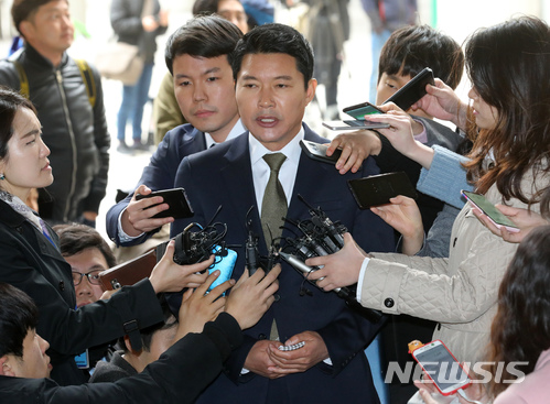 【서울=뉴시스】박진희 기자 = 박근혜 전 대통령의 제부 신동욱 공화당 총재가 6일 오후 서울 서초구 서초동 서울중앙지법에서 박근혜 전 대통령의 국정농단 사건 1심 선고 공판을 마치고 기자들의 질문에 답하고 있다. 2018.04.06. pak7130@newsis.com 