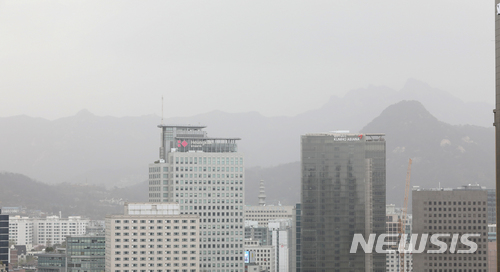 【서울=뉴시스】전진환 기자 = 미세먼지 주의보가 발령된 6일 오후 서울 도심이 뿌옇게 보이고 있다. 2018.04.06. amin2@newsis.com