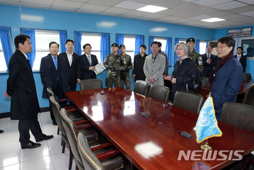 【서울=뉴시스】임종석 대통령비서실장(맨왼쪽)을 비롯한 남북 정상회담 준비위원들이 24일 판문점에서 리허설을 진행했다. 사진은 임 실장, 정의용 국가안보 실장, 장하성 정책실장 등이 지난 6일 판문점 현장답사 하던 당시 모습. (사진=뉴시스DB). 2018.04.06 
