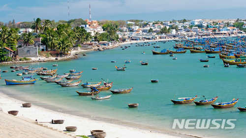 【서울=뉴시스】 베트남의 관광 명소 판티엣시(市) 무이네에서 한국인 관광객이 호수에 빠져 숨지는 사고가 발생했다. 7일 베트남 교민 잡지 라이프 플라자에 따르면 전날 오후 3시께 판티엣 무이네 사막 호수에서 한국인 관광객 문 모 씨(58)가 수영 중 사망했다. 사진은 사막과 바다가 공존하는 경관으로 유명한 관광지 무이네의 모습(출처 : https://vietnamvacation.website)
