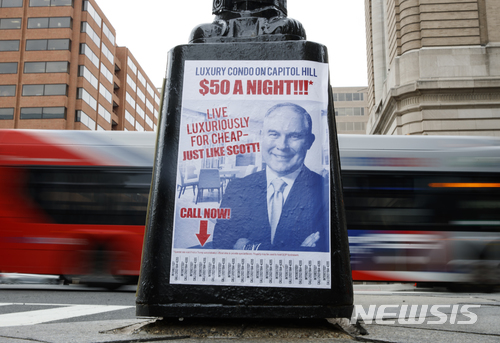 【워싱턴 = AP/뉴시스】이달 초부터 워싱턴 거리에 나붙은 프루이트 환경청장의 콘도 헐값 임대 비리 비난 포스터에 "호화 콘도를 하루 단돈 50달러에!!"라는 글이 들어있다.&nbsp; 