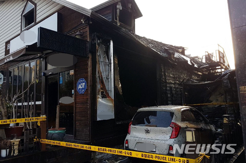 【순천=뉴시스】신대희 기자 = 7일 오전 4시8분께 순천시 2층 규모 주상복합건물에서 불이 나 일가족 4명 중 2명이 숨지고, 2명이 중상을 입었다. 사진은 화재 진압 뒤 폴리스라인이 설치된 모습. 2018.04.07. (사진 = 전남도소방본부 제공)&nbsp; photo@newsis.com 