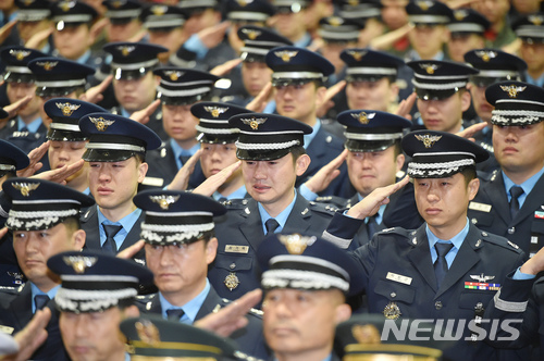 【대구=뉴시스】우종록 기자 = 7일 오전 대구 동구 입석동 공군 제11전투비행단에서 전투기 F-15K 비행사고로 순직한 조종사들의 영결식이 엄수되고 있다. 2018.04.07. wjr@newsis.com