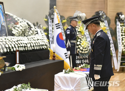 【대구=뉴시스】우종록 기자 = 7일 오전 대구 동구 입석동 공군 제11전투비행단에서 전투기 F-15K 비행사고로 순직한 조종사들의 영결식이 엄수되고 있다. 2018.04.07. wjr@newsis.com