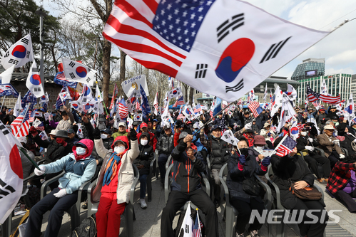 【서울=뉴시스】고승민 기자 = 친박단체 '태극기혁명국민운동본부' 회원들이 7일 오후 서울 대한문 앞에서 집회를 열고 박근혜 전 대통령의 석방을 촉구하고 있다. 2018.04.07. kkssmm99@newsis.com