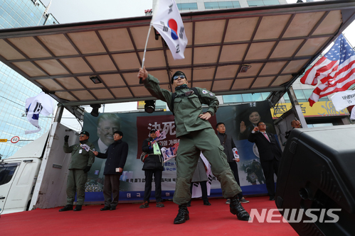 【서울=뉴시스】고승민 기자 = 친박단체 '태극기혁명국민운동본부' 회원들이 7일 오후 서울 대한문 앞에서 집회를 열고 박근혜 전 대통령의 석방을 촉구하고 있다. 2018.04.07. kkssmm99@newsis.com