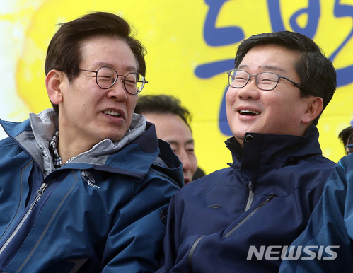 【서울=뉴시스】고승민 기자 = 6.13지방선거 경기도지사 출마를 선언한 더불어민주당 전해철 의원이 7일 경기 수원시 화성행궁에서 열린 경기노사정 등반대회에서 이재명 후보와 함께하고 있다. 2018.04.07. (사진=전해철의원 사무실 제공) photo@newsis.com
