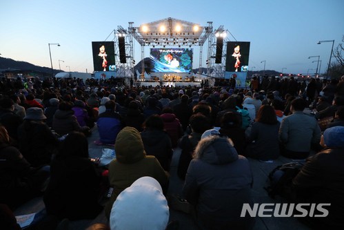 【서울=뉴시스】고승민 기자 = 7일 오후 서울 광화문광장에서 열린 제주 4.3 항쟁 70주년 광화문 국민문화제에서 더불어민주당 추미애 대표가 인사말을 하고 있다. 2018.04.07. kkssmm99@newsis.com