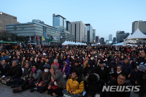 【서울=뉴시스】고승민 기자 = 7일 오후 서울 광화문광장에서 열린 제주 4.3 항쟁 70주년 광화문 국민문화제에서 유족과 시민들이 기념공연을 보고 있다. 2018.04.07. kkssmm99@newsis.com