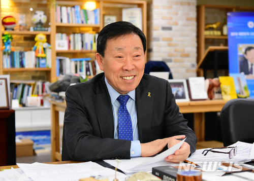 【안산=뉴시스】김지호 기자 = 제종길 경기 안산시장은 14일 세월호 4주기를 앞두고 가진 인터뷰에서 추모공간 조성은 지금이 적기이며 추모공간이 조성되면 모든 시민이 만족하게 될 것이라고 밝혔다. (사진=안산시청 제공) photo@newsis.com