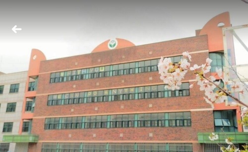 【서울=뉴시스】남빛나라 기자 = 서울 노원구 Y여고 학생회 페이스북 페이지에 게재된 사진. 교사의 성폭력을 폭로하며 '미투(#Me Too·나도 피해자다)'에 나선 졸업생들을 응원하기 위해 재학생들이 창문에 '위드유(#With you·당신과 함께한다)' 문구를 포스트잇으로 붙였다. 2018.04.08. south@newsis.com