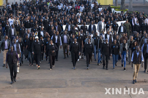 【 키갈리( 르완다) = 신화/뉴시스】 르완다에서 1994년 일어난 투치족 등 인종청소 대학살을 잊지 말자는 4월 7일의 추모행진에 나선 키갈리 시민들 . 