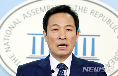 【서울=뉴시스】이종철 기자 = '6·13 지방선거' 서울시장 예비후보 더불어민주당 우상호 의원이 8일 서울 여의도 국회 정론관에서 ‘아침이 설레는 서울’ 정책시리즈 14탄 ‘출퇴근은 편하게, 교툥비는 가볍게:교툥3편’ 정책공약을 발표하고 있다. 2018.04.08.&nbsp; jc4321@newsis.com