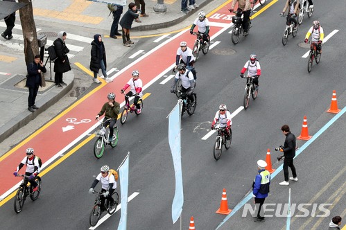 【서울=뉴시스】조성봉 기자 = 8일 오전 서울 종로구 광화문 우체국 앞에서 열린 종로 자전거전용차로 개통 기념 자전거퍼레이드에서 참가자들이 힘찬 출발을 하고 있다. 2018.04.08. suncho21@newsis.com