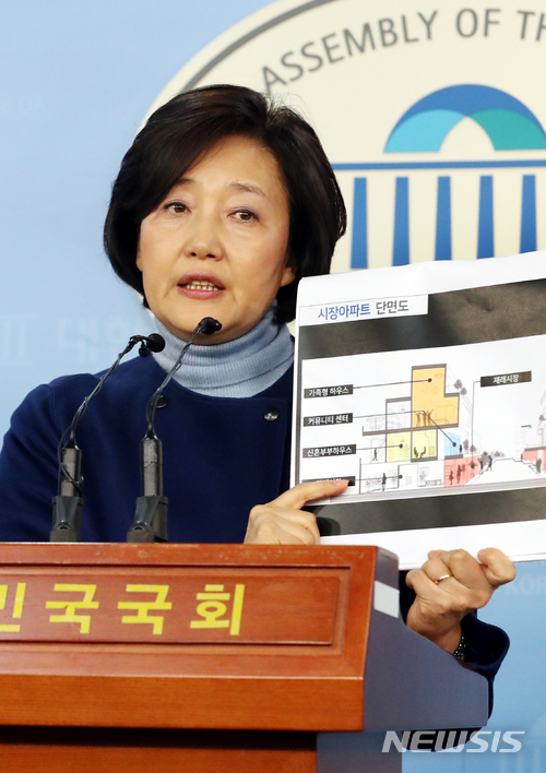 【서울=뉴시스】이종철 기자&nbsp; = '6·13 지방선거' 서울시장 예비후보 더불어민주당 박영선 의원이 8일 서울 여의도 국회 정론관에서 '주거가 숨 쉬는 서울'&nbsp; 공약으로 시장아파트 단면도를 보여주며 정책공약을 발표하고 있다. 2018.04.08.&nbsp; jc4321@newsis.com