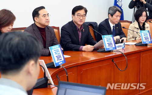 【서울=뉴시스】이종철 기자 = 8일 더불어민주당 우원식 원내대표가 서울 여의도 국회에서 개헌 관련 기자간담회를 하고 있다. 2018.04.08.jc4321@newsis.com