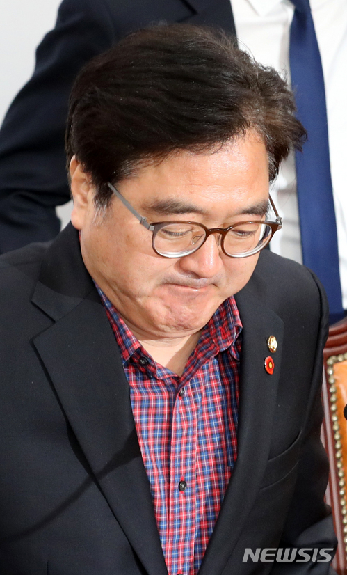 【서울=뉴시스】이종철 기자 = 8일 더불어민주당 우원식 원내대표가 서울 여의도 국회에서 개헌 관련 기자간담회를 하면서 심각한 표정을 하고 있다. 2018.04.08.jc4321@newsis.com