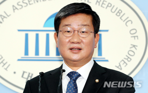 【서울=뉴시스】이종철 기자 = '6·13 지방선거' 경기도지사 예비후보 더불어민주당 전해철의원이 8일 서울 여의도 국회 정론관에서 경기 북부 발전 공약을 발표하고 있다. 2018.04.08.&nbsp; jc4321@newsis.com