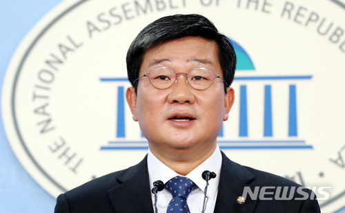 【서울=뉴시스】이종철 기자 = '6·13 지방선거' 경기도지사 예비후보 더불어민주당 전해철의원이 8일 서울 여의도 국회 정론관에서 경기 북부 발전 공약을 발표하고 있다. 2018.04.08. jc4321@newsis.com