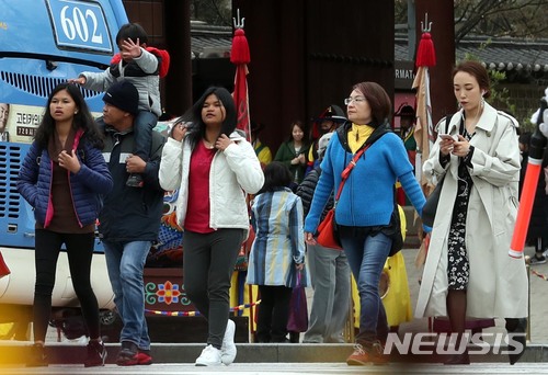 【서울=뉴시스】조성봉 기자 = 꽃샘 추위로 쌀쌀한 날씨를 보인 8일 오후 서울 중구 서울광장 인근에서 두터운 옷을 입은 외국인 관광객과 시민들이 발걸음을 재촉하고 있다. .2018.04.08. suncho21@newsis.com