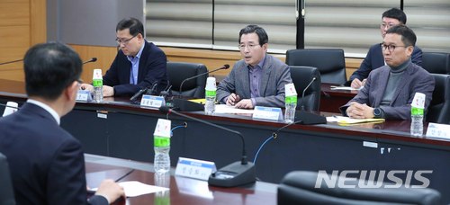 【서울=뉴시스】전신 기자 = 김용범 금융위원회 부위원장이 8일 서울 종로구 금융위원회에서 열린 삼성증권 배당착오 처리 관련 관계기관 회의를 주재하고 있다. 2018.04.08. photo1006@newsis.com