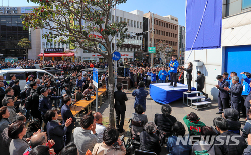 【제주=뉴시스】우장호 기자 = 오는 6·13 지방선거 제주도지사 선거에 출마하는 더불어민주당 김우남 예비후보가 8일 오후 제주시 중앙로사거리 천년타워 자신의 선거사무소 개소식에 앞서 7대 핵심 정책 발표 기자회견을 하고 있다. 2018.04.08. woo1223@newsis.com