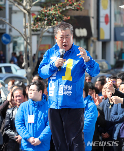 【제주=뉴시스】우장호 기자 = 오는 6·13 지방선거 제주도지사 선거에 출마하는 더불어민주당 김우남 예비후보가 8일 오후 제주시 중앙로사거리 천년타워 자신의 선거사무소 개소식에 앞서 7대 핵심 정책 발표 기자회견을 하고 있다. 2018.04.08. woo1223@newsis.com