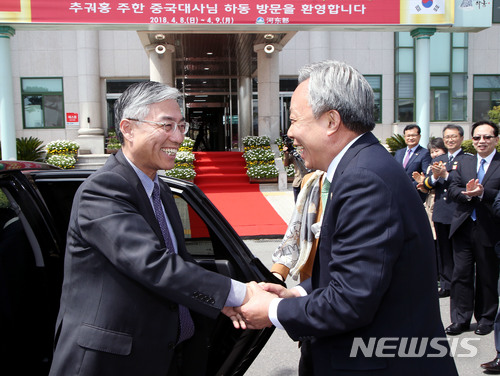 【하동=뉴시스】김윤관 기자 = 추궈홍(邱国洪·사진 왼쪽) 주한 중국대사가 8~9일 1박 2일간의 일정으로 한·중 우호증진을 위한 중국풍경 사진전 오픈식 참석차 경남 하동군을 방문했다. 2018.04.09. (사진=하동군 제공) kyk@newsis.com