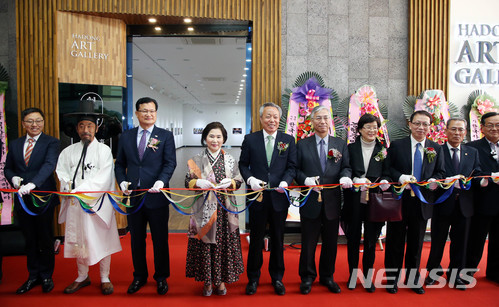 【하동=뉴시스】김윤관 기자 = 추궈홍(邱国洪) 주한 중국대사 일행은 한·중 우호증진을 위한 중국풍경 사진전 오픈식 참석차 8~9일 1박 2일간의 일정으로 경남 하동군을 방문했다. 2018.04.09. (사진=하동군 제공) kyk@newsis.com