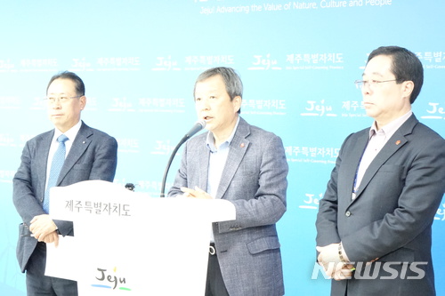 【제주=뉴시스】강정만 기자 = 김대환(가운데) 국제전기자동차엑스포 조직위원회 위원장과 김현민(오른쪽) 제주특별자치도 경제통장일자리국장, 강승화 조직위 사무국장이 9일 제주도청 기자실에서 내달 2일 개막하는 제5회 국제전기자동차 엑스포를 브리핑 하고 있다. 2018.04.09 kjm@newsis.com