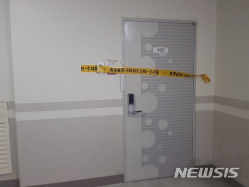 【증평=뉴시스】김재광 기자 = 괴산경찰서는 지난 6일 충북 증평의 한 아파트에서 세 살 배기 딸과 함께 숨진 40대 여성이 극단적인 선택을 한 배경이 남편과 사별한 뒤 신변을 비관했거나 평소 심각한 우울증을 앓았을 가능성에 초점을 두고 수사를 벌이고 있다.2018.04.09. kipoi@newsis.com