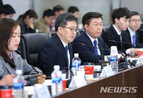 【서울=뉴시스】9일 중소기업중앙회에서 열린 중소기업인과의 간담회에서 발언하는 김동연 경제부총리. 2018.4.9(사진=중소기업중앙회 제공) photo@newsis.com
