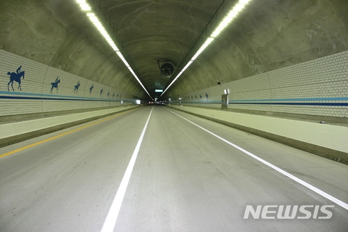 조명 효율이 향상된 LED를 장착한 고속도로 터널(사진제공=도로공사) 