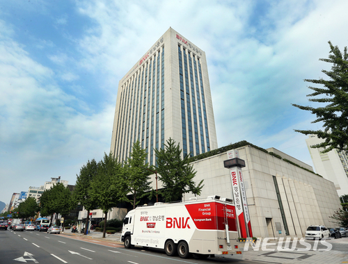 【창원=뉴시스】 홍정명 기자 = 9일 BNK경남은행은 최근 금융위원회의 2017년 하반기 은행권 기술금융 실적평가에서 지난 2016년 하반기에 이어 두 번째로 '소형은행 그룹 1위'를 차지했다고 밝혔다. 사진은 BNK경남은행 창원 본점 전경.2018.04.09.(사진=BNK경남은행 제공)&nbsp; photo@newsis.com 