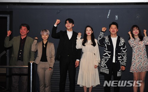 【광주=뉴시스】변재훈 기자 = 영화 '임을 위한 행진곡' 박기복 감독과 김꽃비, 전수현 등 출연진이 9일 오후 광주 동구 대인동 롯데시네마 광주점에서 열린 영화 '임을 위한 행진곡' 출정식 및 시사회에 참석해 무대 인사 뒤 포즈를 취하고 있다. 2018.04.09 wisdom21@newsis.com 