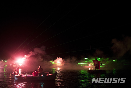 【에르미오니( 그리스)= AP/뉴시스】그리스정교의 부활절 전통의식 중 유다상의 해상 화형식을 거행하고 있는 에르미오니 마을 사람들.&nbsp;&nbsp; 