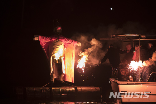 그리스정교 부활절 전통의식, 뗏목의 유다인형 불태워 